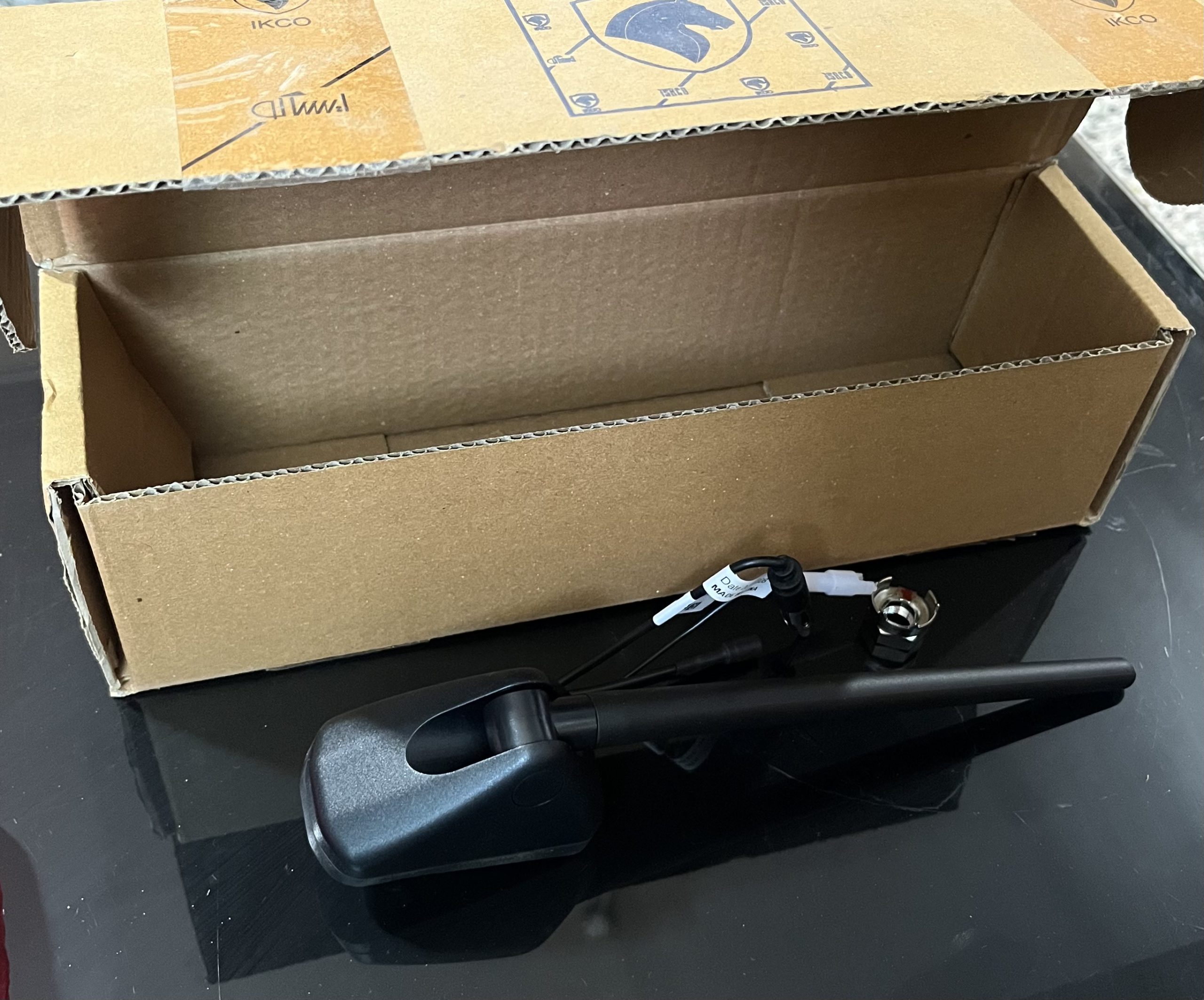 آنتن اکتیو با GPS دنا و دنا پلاس و سمند ایساکو 1 آنتن اکتیو با GPS دنا و دنا پلاس و سمند ایساکو