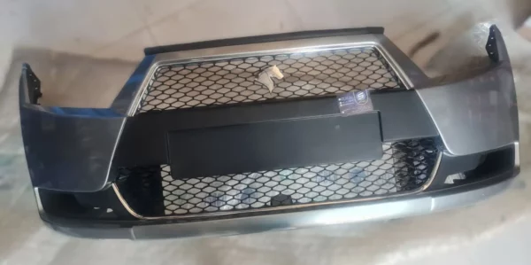 سپر جلو دناپلاس خاکستری متالیک ۷۹۱۵ با جلو پنجره مهرکام پارس ایساکو