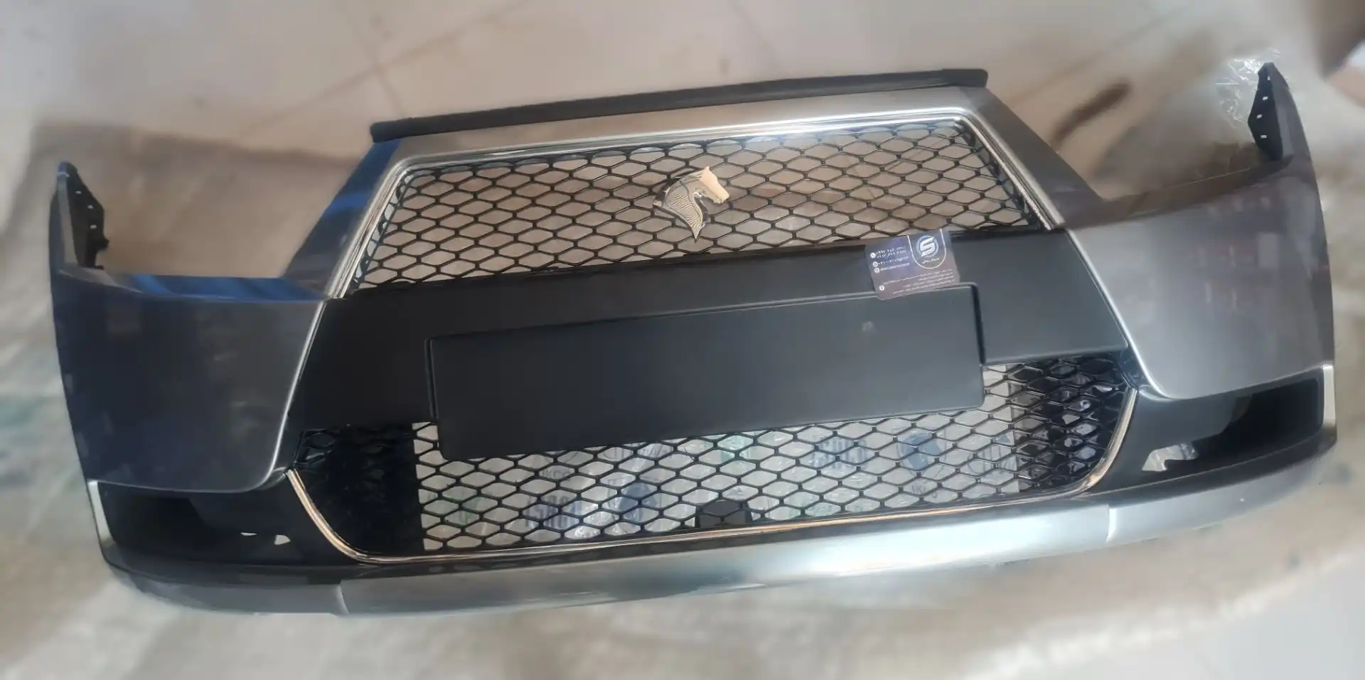 سپر جلو دناپلاس خاکستری متالیک ۷۹۱۵ با جلو پنجره مهرکام پارس ایساکو